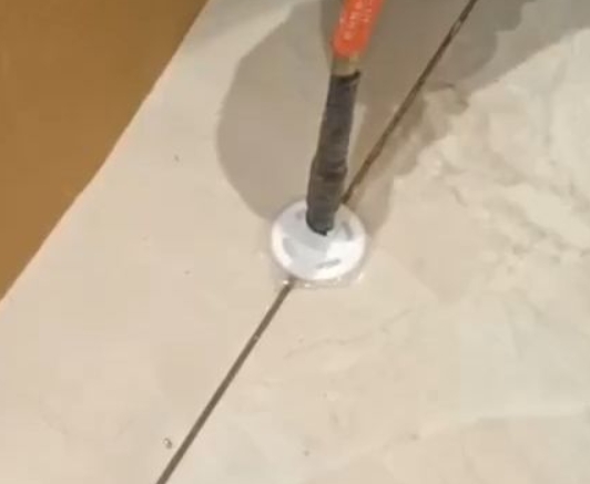 景谷瓷砖空鼓维修公司专业解答瓷砖在铺贴过程中，如果没有涂抹均匀到位的粘结材料（如水泥砂浆或瓷砖胶），可能会导致以下问题